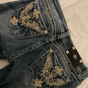 Bootcut miss me jeans - Så sjukt snygga och unika lowrise bootcut miss me jeans 💞 Jag älskar de och tycker de är sjukt snygga men behöver sälja av lite saker i min garderob , skriv privat för mer bilder!💞storlek 27