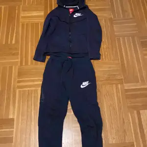 Nike dress i bra skick utöver att den är lite nopprig byxorna passar mig som är 171 men tröjan är för liten skulle säga att den passar 170 neråt