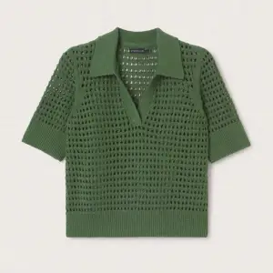 En fin grön stickad tröja som kan kombineras på många olika sätt. Den är jättefin och har inga skador. Jag säljer den eftersom den är för stor för mig! Den har storleken L men funkar jättebra för M också!! 
