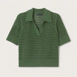 Stickad Grön Polo Tröja   - En fin grön stickad tröja som kan kombineras på många olika sätt. Den är jättefin och har inga skador. Jag säljer den eftersom den är för stor för mig! Den har storleken L men funkar jättebra för M också!! 