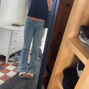 Fina zara jeans - Super fina lågmidjade zara jeans💗 säljer för ett billigare pris då de är hål på insidan för jag har haft skosnöre i så de skulle blivit lite mindre i midjan!!