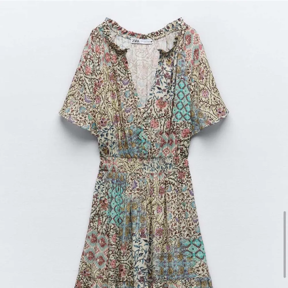 Jag säljer denna klänningen då jag råkade köpa två, lappen är kvar och den är inte testad, testade bara den andra❤️skriv för fler bilder❤️. Klänningar.
