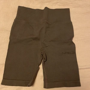Shorts - Bruna shorts. Knappt använda. Sitter fint i rumpan. Lite längre än vanliga shorts, slutar strax innan knäna.