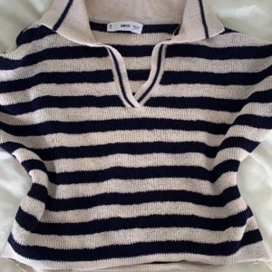 Randig Stickad Tröja  - Nästan helt oanvänd stickad randig tröja från Mango!💕 Tröjan är en aning croppad! Går ej att köpa längre! 🌟