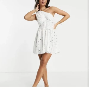 Vit klänning - Fin klänning i bra skick. Säljer då den inte kommer komma till användning då jag inte är ett jättestort fan av klänningar. 