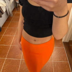 Neon kjol - Säljer denna neon orangea kjolen som jag bara använt 1 gång. Den är i storlek XS.  TRYCK INTE PÅ KÖP NU!!🤍🤍