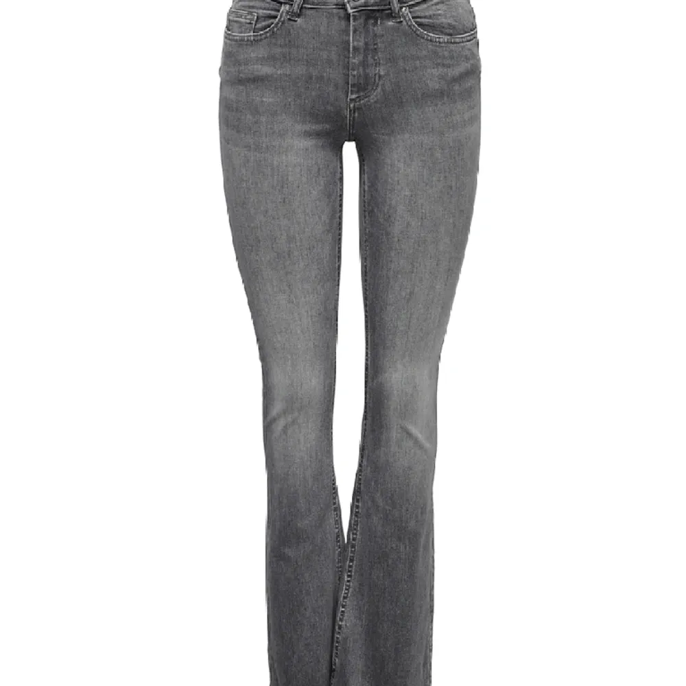 Låg/medel midjade gråa jeans, snygga och sköna men kommer inte till användning, endast använda en gång, storlek S/30, köpta för 600kr. Jeans & Byxor.