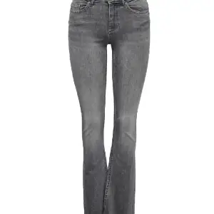 Låg/medel midjade gråa jeans, snygga och sköna men kommer inte till användning, endast använda en gång, storlek S/30, köpta för 600kr