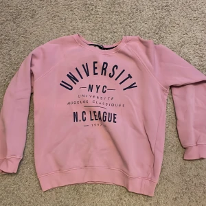 Gina tröja - Jätte fin tröja från Gina den är rosa lila i färgen och har ett mjukt matrieal på insidan. Säljer pågrund av att den inte används! Priset kan diskuteras!