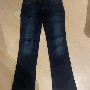 Säljer dessa Assbrings jeans med hål från Wrangler . W29 L 32 Säljer för 300 plus frakt 
