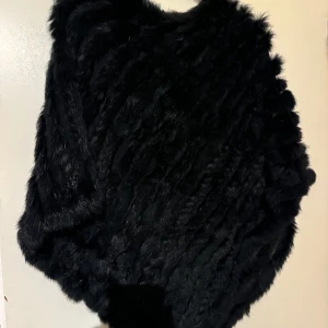 Poncho i äkta päls  - Superfin pälsponcho i bra skick. Onesize