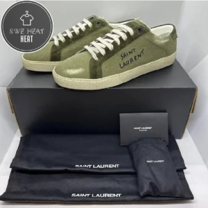 Saint Laurent skor - Tja! Säljer nu dessa sjukt feta och eftertraktade saint Laurent skorna i storlek 41 men passar även 42! Skick 9,5/10, knappt använda! Hör av dig vid frågor eller funderingar!