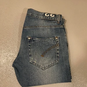 Dondup - | Dondup Jeans Ripped | Storlek: 33 men sitter som 32| Skick 8/10 | Nypris: Ca 3500kr | Vårt pris: 650 | 