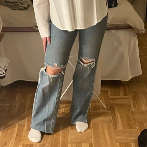 Blå jeans - Blåa jeans med medelhög midja, så bra pssform på rumpan och väldigt sköna