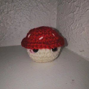 Virkad gosedjur - Säljer denna söta svamp, perfekt som en liten maskot🍄 Vill du ha denna fast annan färg så är det bara att skicka i chatten☺️ Frakten ligger på 15kr, köper du fler så är frakten den samma. Skicka i chatten om du vill köpa❤️