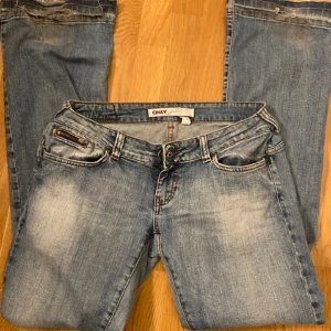 Only jeans  - as snygga lågmidjade jeans som är för stora för mig, slitna nere vid benen pågrund av att jag köpte dem second hand☺️👍👍👍
