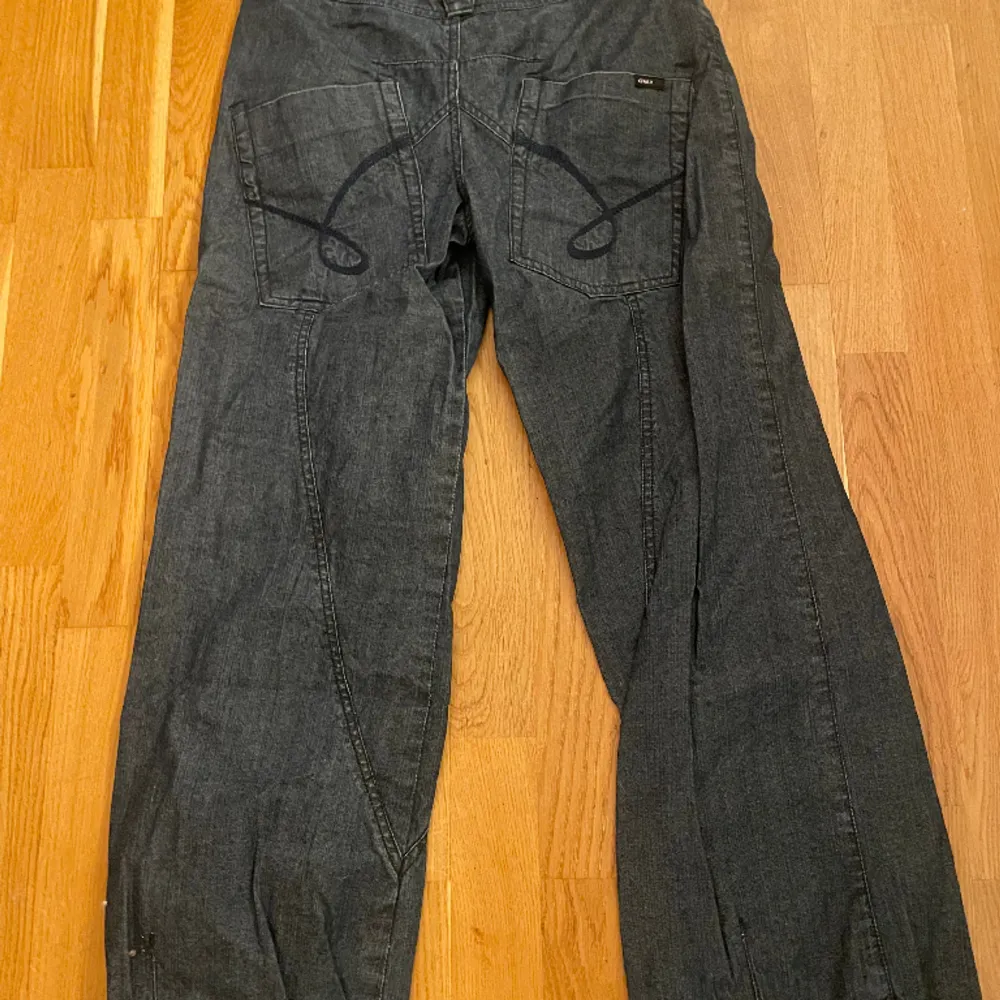 Jättefina jeans från 2000s säljer bara för att jag inte kan ha dem. Skriv vid frågor. (Obs det är en resor nere vid foten skriv om ni vill ha bild på det). Jeans & Byxor.