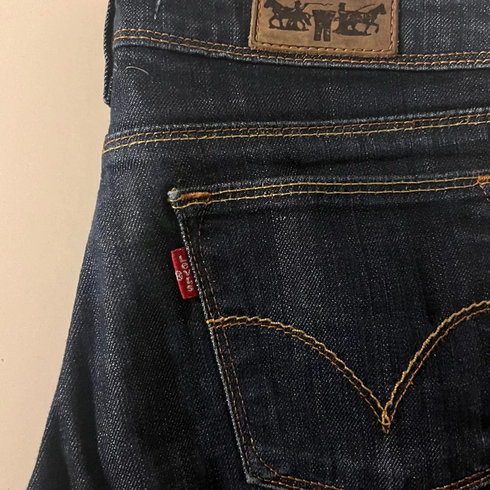 Vintage jeans i mycket bra skick, använda fåtal gånger. De är bootcut och lågmidja. Passar för både ca och s. Skriv för fler bilder<3. Jeans & Byxor.