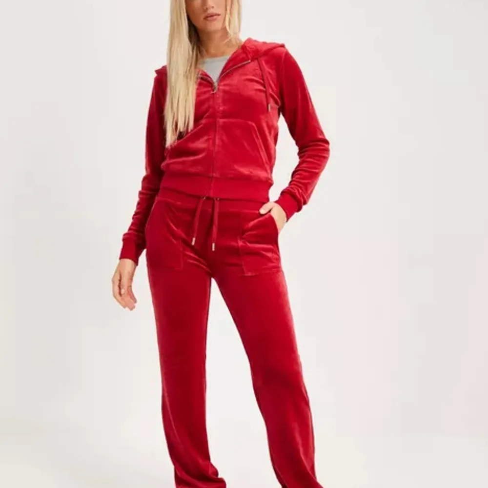 Ett rött juicy couture sett. Byxorna i  S och kofta i Xs. . Jeans & Byxor.