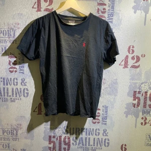 Ralph lauren  - Säljer nu min Ralph lauren tröja som är i lite slitet skick men ändå fin.