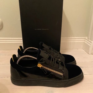 Giuseppe Zanotti  - Giuseppe Zanotti skor i sjukt bra skick! Nästan ny, använts fåtal gånger, ny pris” 5600kr” hör av er vid frågor eller funderingar 