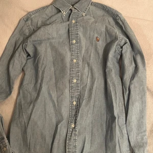 Polo Ralph lauren skjorta - En snygg ljusblå Ralph lauren skjorta i bra skick. Skjortan har inga defekter och kommer passa perfekt till varmare tider. Skriv vid funderingar 🌴🌴