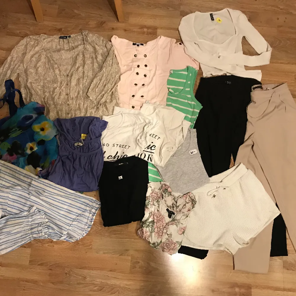 15 plagg, två långbyxor, ett par shorts, flera T-shirts, toppar tröjor från bland annat Bik Bok, H&M, Kappahl . Tröjor & Koftor.