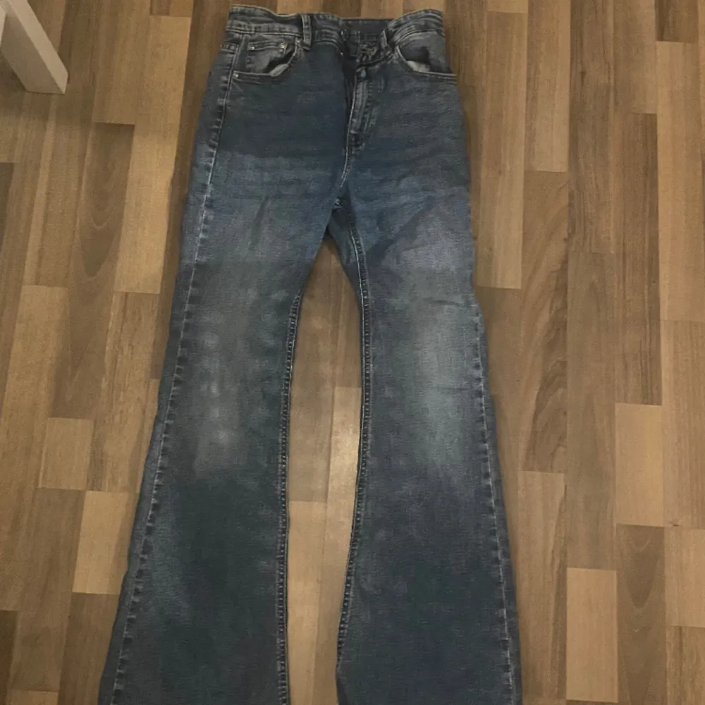 Oanvända flare jeans från pull and bear Storlek 38. Jeans & Byxor.