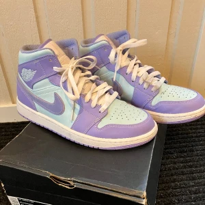 Jordans Air I Mid  - Ett par snygga Jordan färg purple aqua. Hela  och rena. 