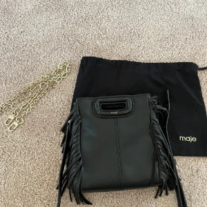 Maje väska  - intressekoll på min fina maje väska i den lilla modellen! jag byter gärna denna mot en stella McCartney väska i tiny om någon skulle vilja det annars säljer jag vid ett bra pris❤️ skriv vid frågor eller intresse! Har både dustbag & äktehetsbevis 🙌🏻