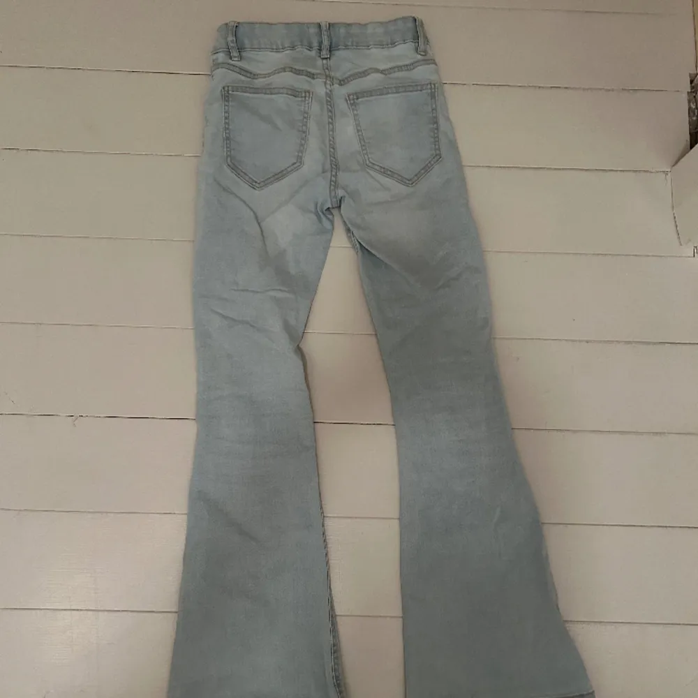 Ett par lågmidjade och bootcut ljusblåa jeans från Lindex i storlek 146! Säljer eftersom de är för små. . Jeans & Byxor.