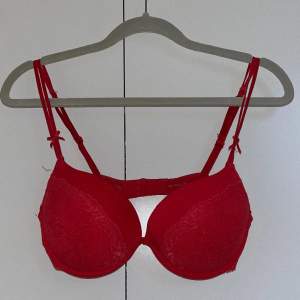 En rosa/röd bh ifrån H&M. Endast använd 2 gånger. I storlek 80B.🩷❤️