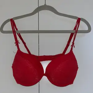 En rosa/röd bh ifrån H&M. Endast använd 2 gånger. I storlek 80B.🩷❤️