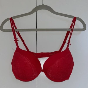 Bh - En rosa/röd bh ifrån H&M. Endast använd 2 gånger. I storlek 80B.🩷❤️