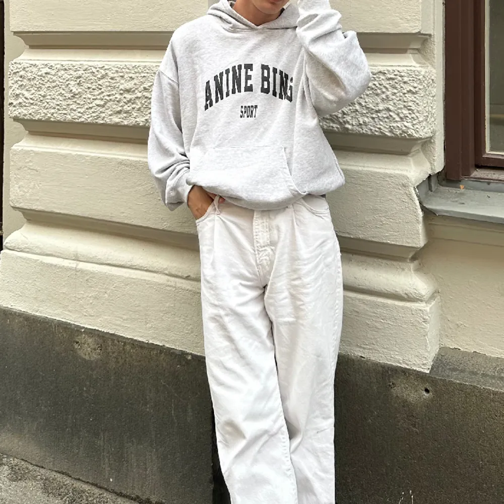 Superfin hoodie från Anine Bing, sparsamt använd och i toppskick! Inköpt på NK i Stockholm ☺️ Köpt för 2 550 kr och säljer nu för 1500 🧸. Hoodies.