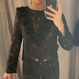 Zara spetstopp med volang - Jätte fin spets topp! Fint skick! Tredje bilden är lånad!