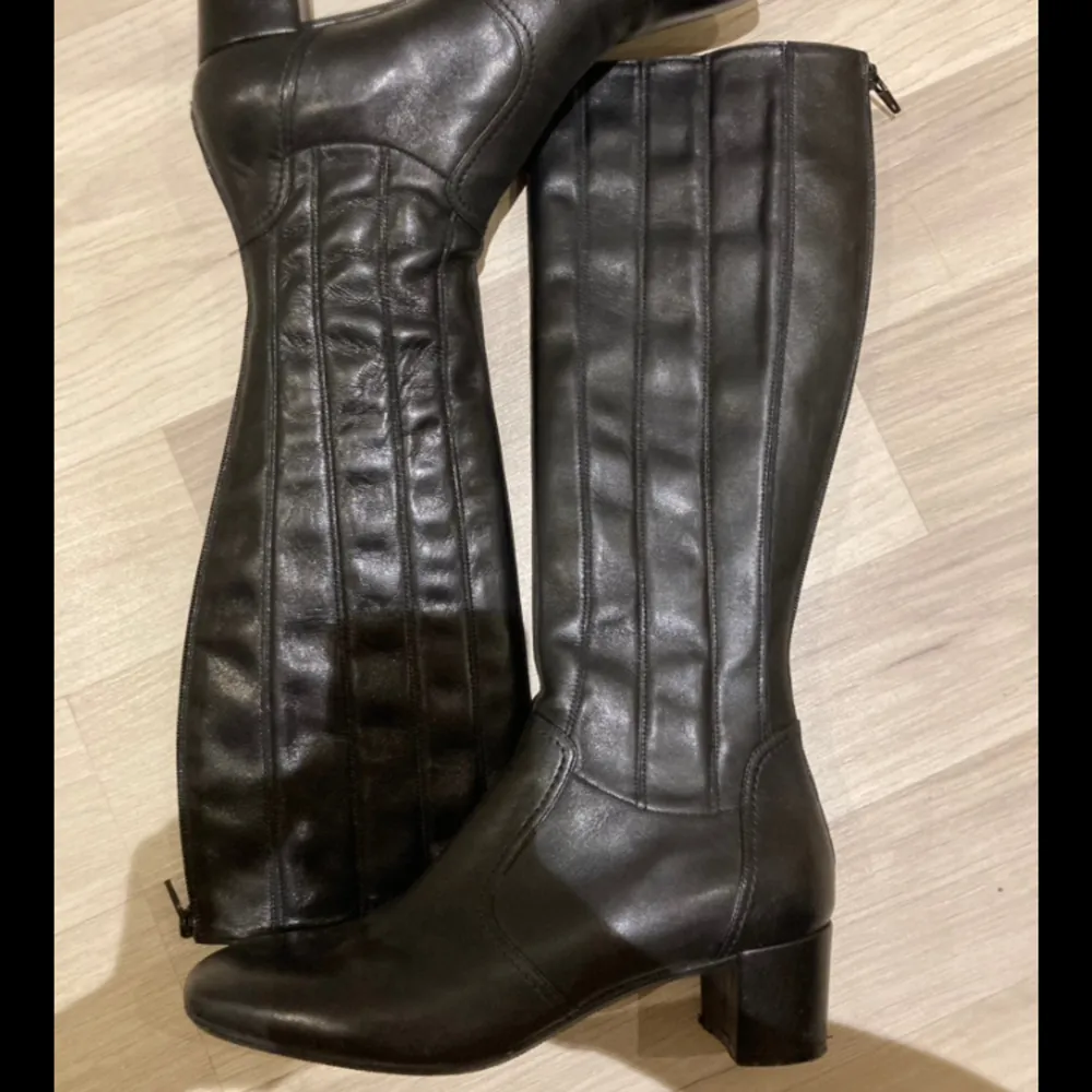 Snygga höga svarta läder boots med klack (äkta läder) Jättefint skick! 💗. Skor.