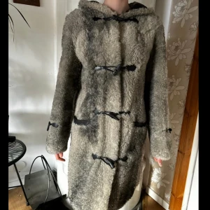 Pälsjacka  - Fin och lyxig pälsjacka med kapuschong (äkta päls). Köpt i Stockholm på Kiwi Furs. Ny och Oanvänd! Passar dig med storlek S-M. Ljus grå färg. Om du har pälsen på dig är den väldig lättvikt och du känner dig varm☺️