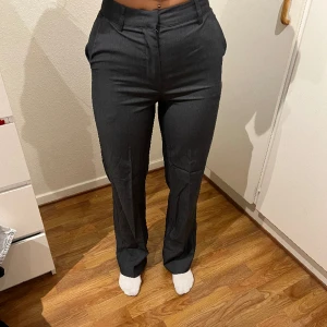 Kostymbyxor  - Super fina kostymbyxor från Bikbok. Säljer tyvärr pågrund av att dem är försmå för mig. Sitter lite tight över magen. Annars super fin färg och fint skick. 