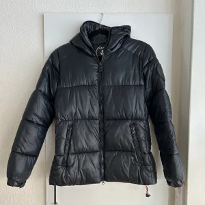 Save the Duck jacka - Mörkblå vinterjacka från Save the Duck i storlek 2. Jättefint skick. 