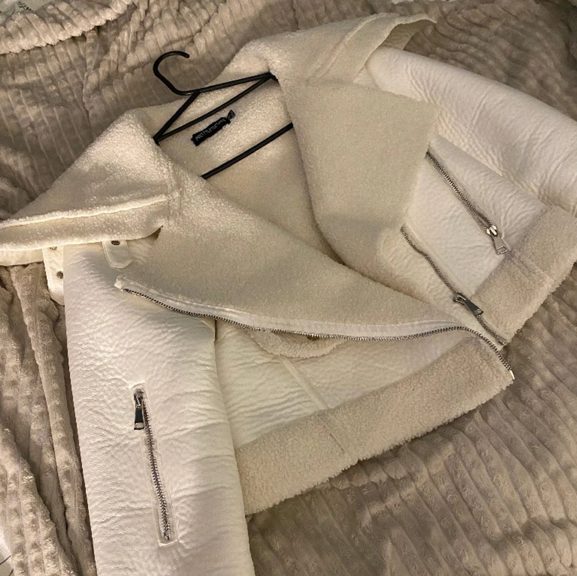 vit pälsjacka från pretty little thing 