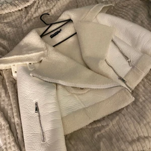 vit pälsjacka från pretty little thing  - Vit pälsjacka från Pretty little thing som är sparsamt använd i storlek uk 8 som motsvarar 36! Croppad