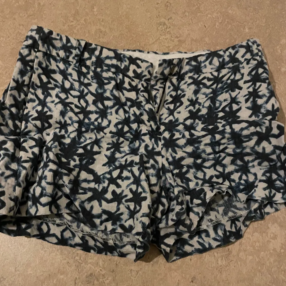 Jätte söta short som tyvär är för små på mig. Jag vet int evilken storlek men skulle säga att de sitter som XS/S. . Shorts.