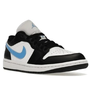 Jordan 1 low - Jordan 1 low som är svarta och vita med blå detalj. De är i skick 8/10 och nypris ligger på ca 2,500kr. Hör av er vid fler bilder, hör även av vid fler frågor och pris kan diskuteras💓💓 Tryck ej på KÖP NU.