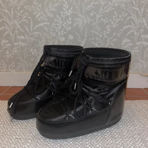 MOONBOOT Mb Icon Low Glance - LÄGGER UPP IGEN PGA. OSERIÖS KÖPARE     - Använda max 2gånger🪩 Nypris 1 999kr, betalning via Swish och köparen står för frakten🤍 