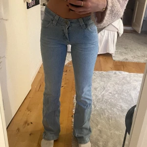 Lågmidjade jeans från Lee - Vintage Lee lågmidjade jeans i ljusblå. Storlek står ej men skulle säga S i midjan längd 32 då jag vanligtvis har det. Jag är 165 lång och jeansen sitter perfekt i längden på mig. Hör av dig om du är intresserad☺️ pris går att diskutera
