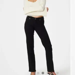 Lågmidjade Svarta jeans från Dr denim i modellen dixy Low straight. Inköpta för 700 kr.  Knappt använda och sitter supersnyggt. Skriv för fler bilder💕