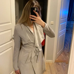 Grå Kappa  - Grå kappa från object som är i superfint skick! Säljer då den inte är min stil längre. Nypris:599kr🌸 Pris kan alltid diskuteras!