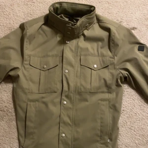J.Lindeberg Field Jackey - Tja, säljer min J Lindeberg field jacket i ett nyskick. Färg är Olivgrön och skriv vid funderingar!
