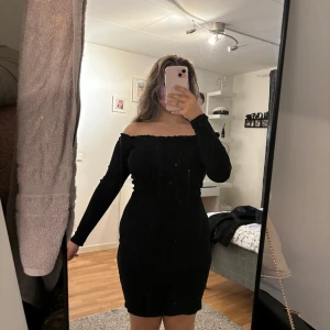 Svart klänning - Svart klänning frpn Bikbok  Offshoulder (banden åker aldrig upp vilket är något jag alltid tyckt om med klänningen)   Storlek M